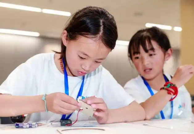 抓住暑期教学空档期进行硬化改造为师生日常通行增添了安全保障