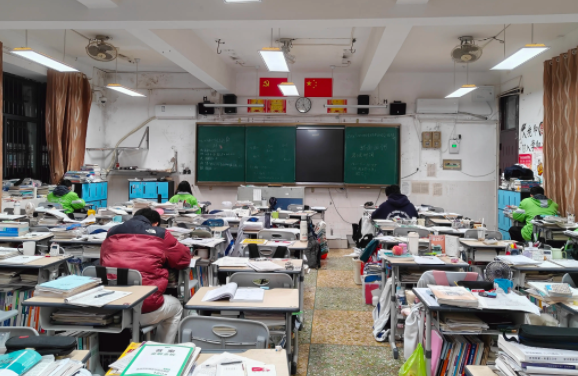 考核点评机制铸造高素质专业化教师队伍为品质建造注入教育动能