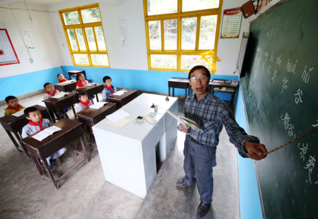 向好而变校园教育设施健全教育环境美了村庄教师待遇也大大提升