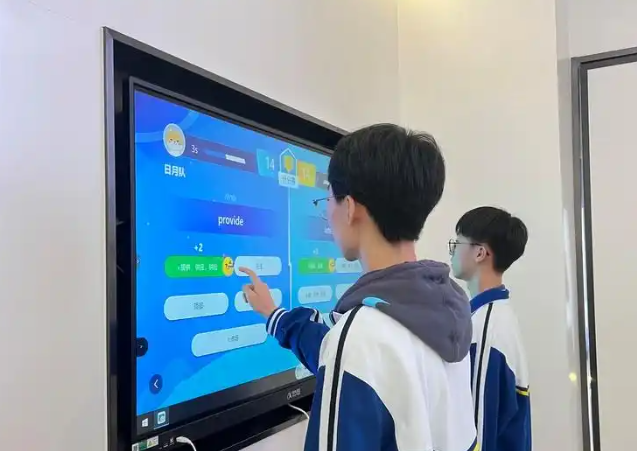 而在智慧教育体会区里学生们围在智能阅卷体系和单词PK