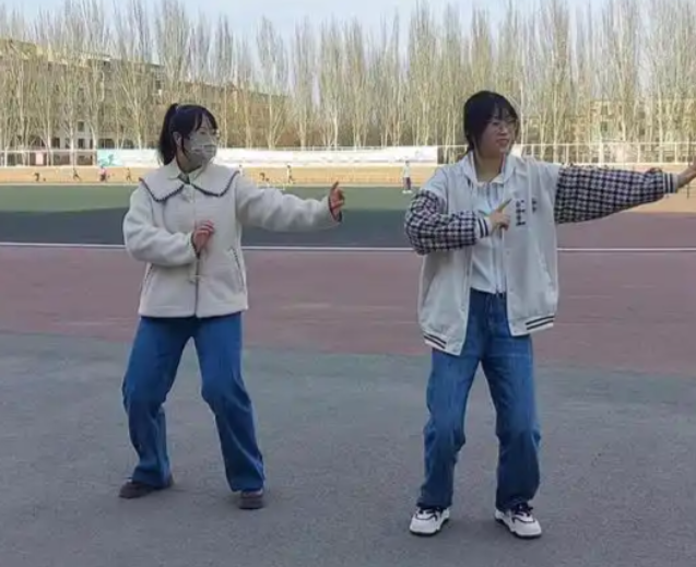 很好的渠道学生也能够找到很多伙伴不只是体育运动