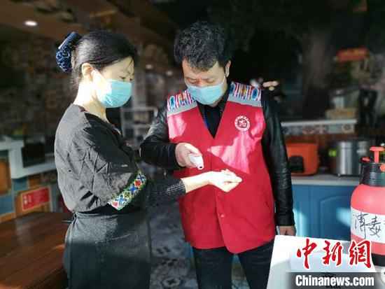  放弃“宅”生活 新疆餐厅老板为一线防疫人员当起“送餐员”