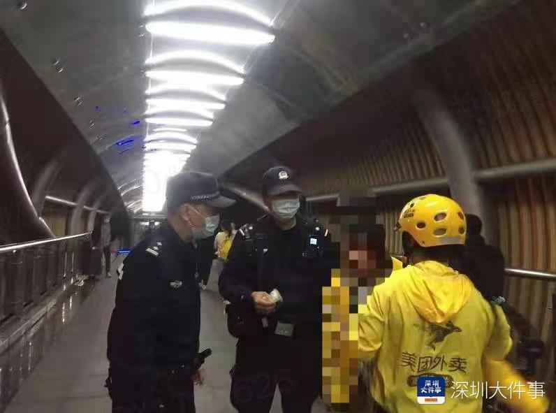 深圳女子患抑郁冲天桥要轻生，一名女外卖员及时发现紧紧抱住
