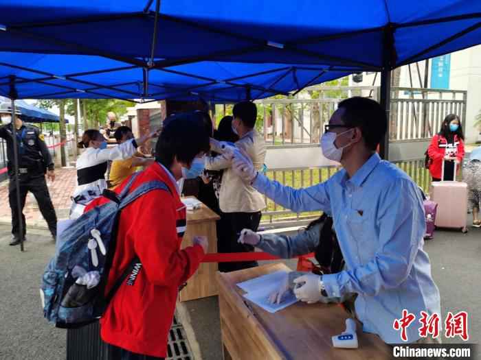  海南高三、初三开学 单人单桌上课错时就餐