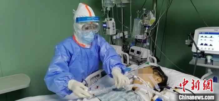  抗疫前线的护理人：直面最危重病例，给予患者温情关怀